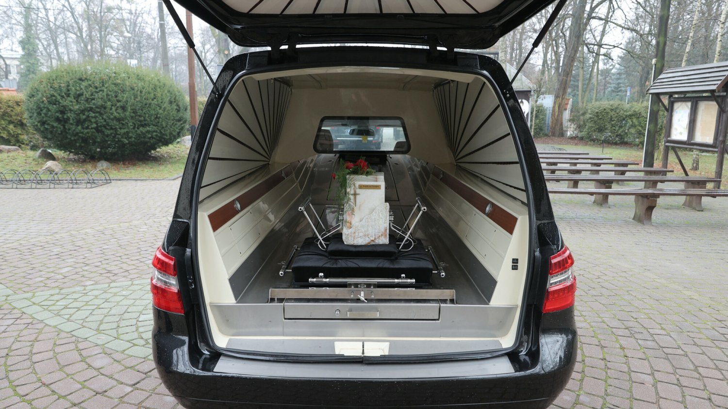 Właścicielka jednego z domów pogrzebowych w Wałbrzychu opowiedziała o skandalicznych kulisach branży funeralnej.