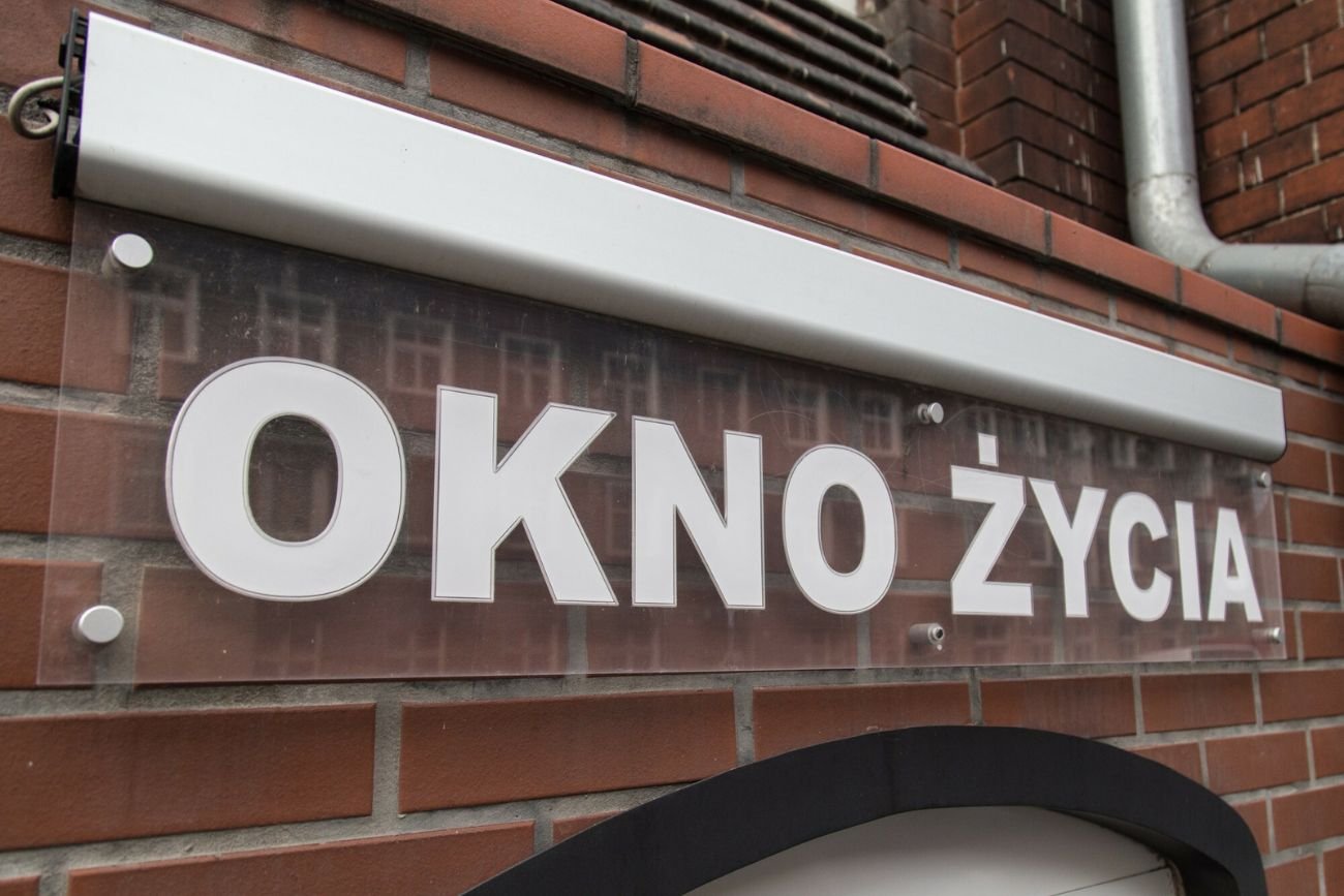 Dziecko w oknie życia we Wrocławiu. To dwuletni chłopiec.