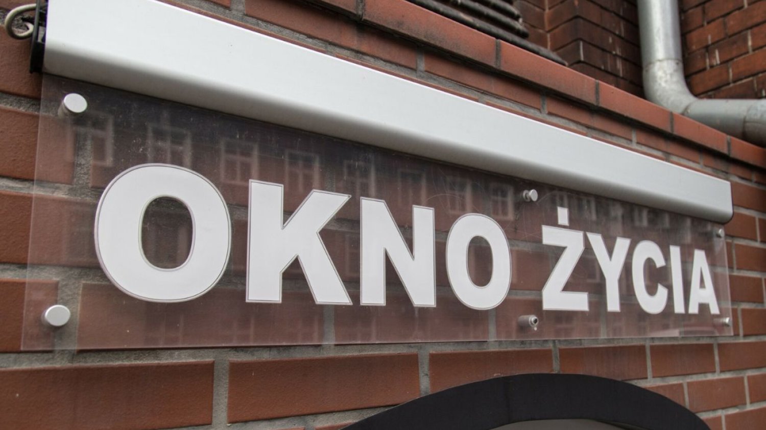 Dziecko w oknie życia we Wrocławiu. To dwuletni chłopiec.