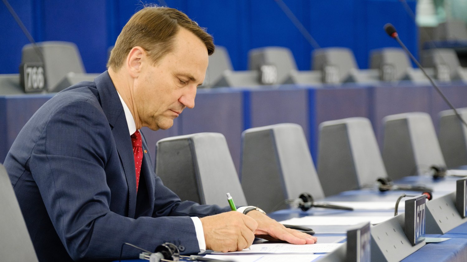 Sikorski chce wprowadzenia opłaty za głupotę. Ewakuacja odważnych turystów kosztuje nas wszystkich Sikorski chce wprowadzenia opłaty za głupotę. Ewakuacja odważnych turystów kosztuje nas wszystkich