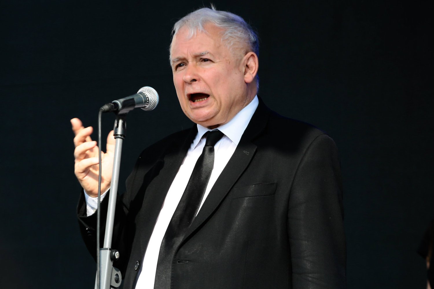 Najnowszy sondaż Kantar Public pokazuje, że Jarosław Kaczyński i jego ludzie słusznie rzucili "kiełbasę wyborczą".