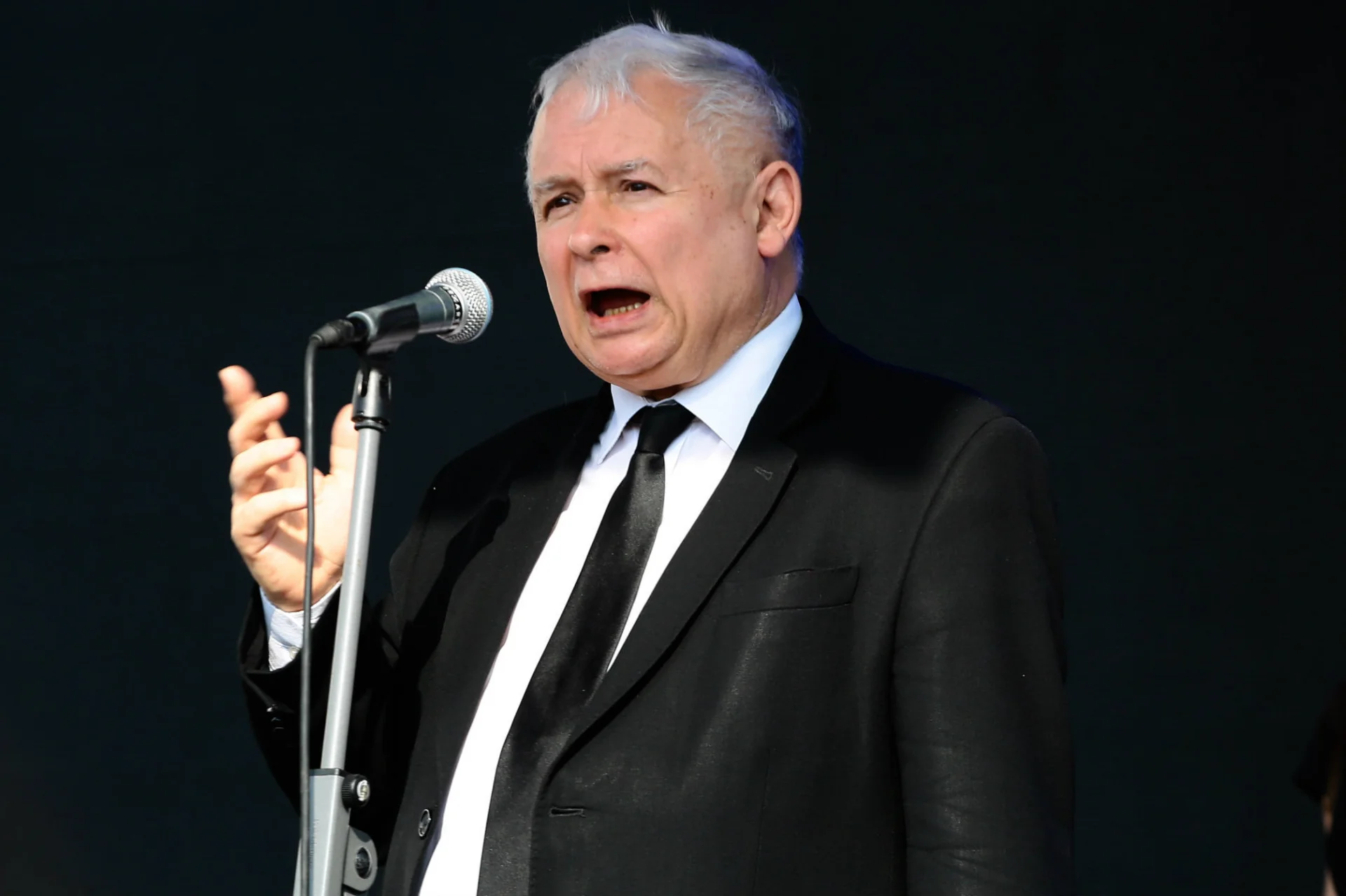 Najnowszy sondaż Kantar Public pokazuje, że Jarosław Kaczyński i jego ludzie słusznie rzucili "kiełbasę wyborczą".