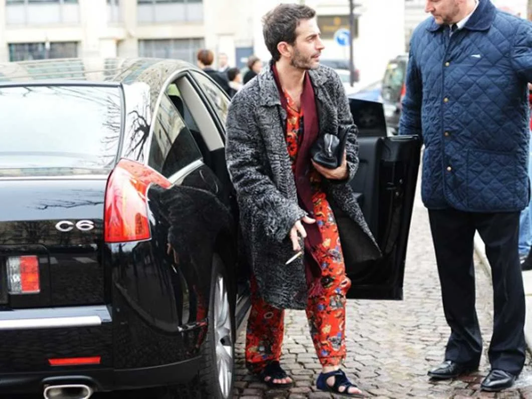 Projektant Marc Jacobs idzie na melanż, mimo że jest w piżamce
