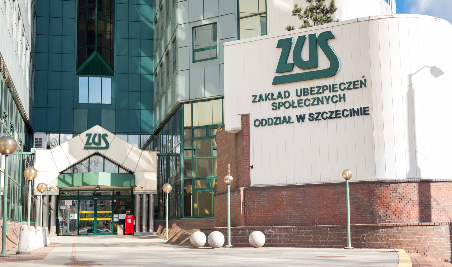 Budynki ZUS mają swój odrębny styl. Kwoty za gmachy też robią wrażenie
