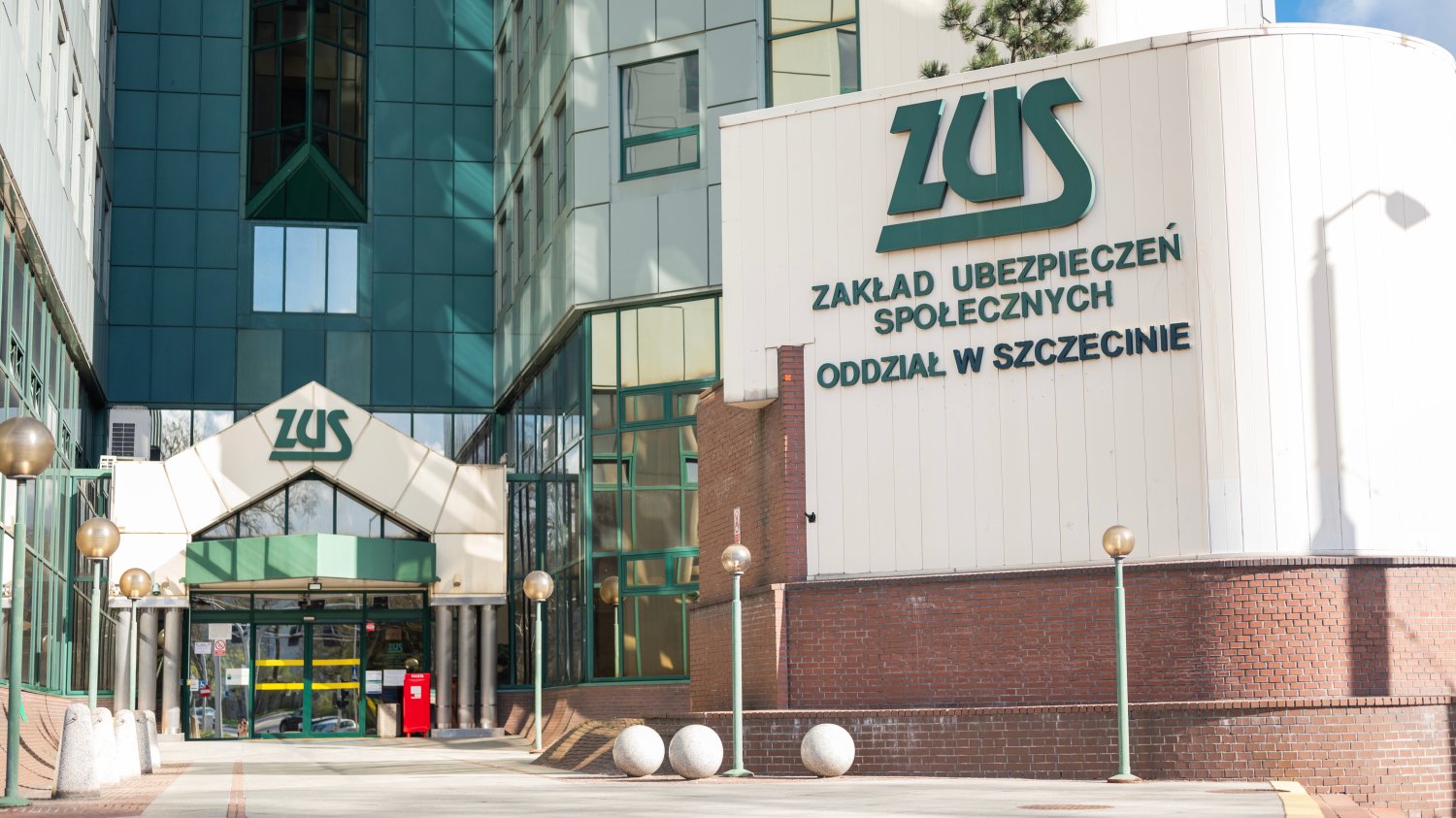 Najdziwniejsze siedziby ZUS. Internauci robią rankingi i galerie zdjęć Dlaczego budynki ZUS tak wyglądają? Fenomen architektury dostrzegli internauci