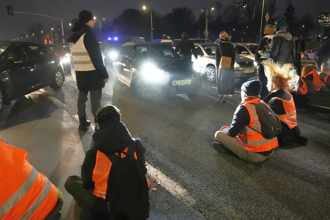 Aktywiści Ostatniego Pokolenia od kilku dni regularnie blokują drogi w Warszawie. Chodzi o katastrofę klimatyczną.