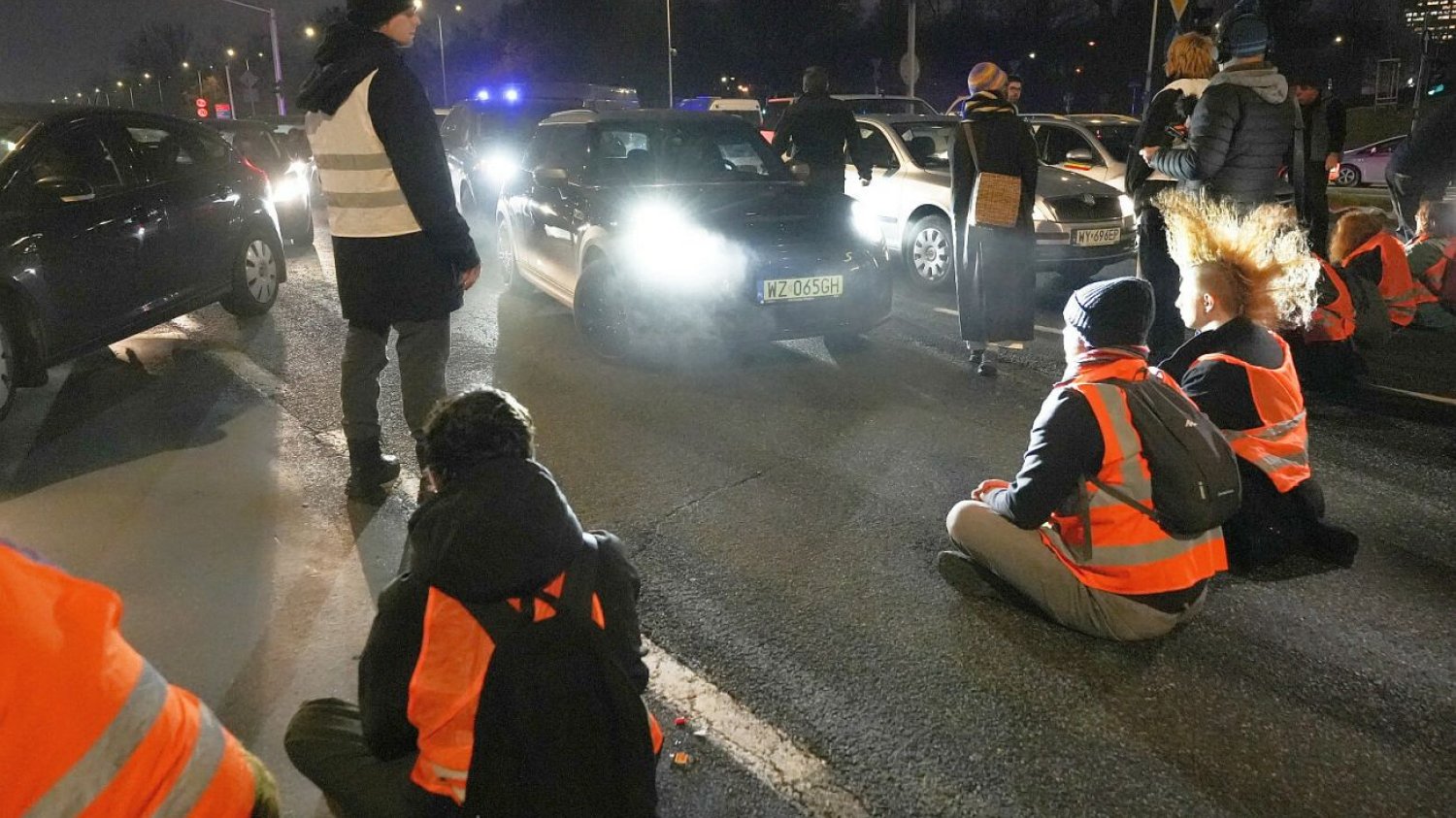 Ostatnie Pokolenie od kilku dni regularnie blokuje drogi w Warszawie. Alarmuje o katastrofie klimatycznej. Aktywiści Ostatniego Pokolenia od kilku dni regularnie blokują drogi w Warszawie. Chodzi o katastrofę klimatyczną.