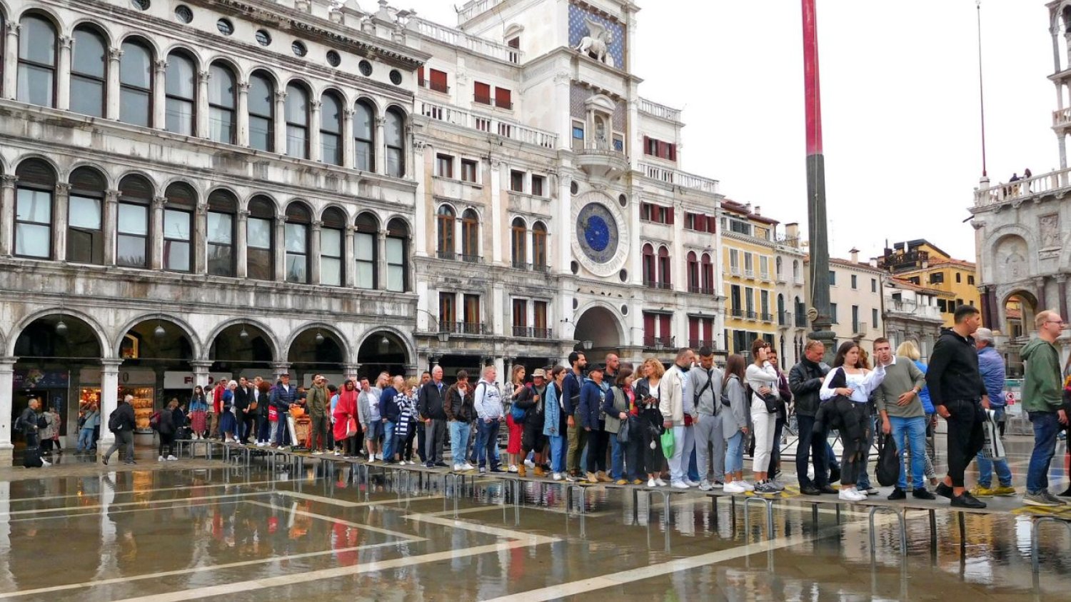 Włochy pełne turystów. Po Rzymie czas na Wenecję Wenecja wprowadza czerwone strefy