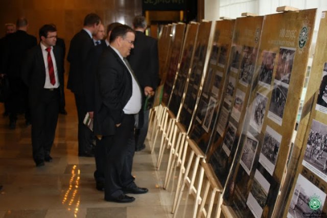 Zdjęcie pochodzi z otwarcia wystawy w Domu Poselskim.