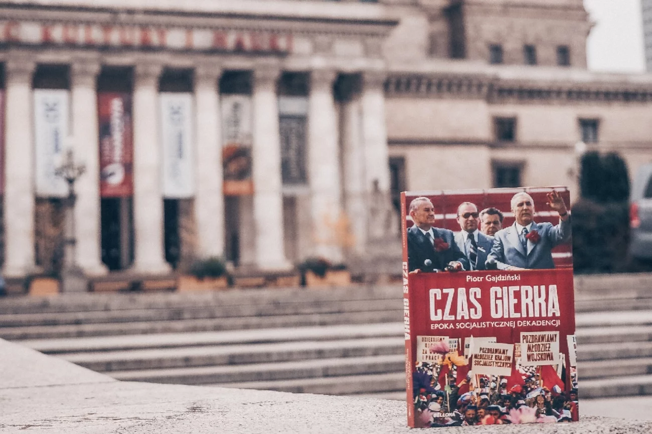 Jak żyło się w latach 70-tych? Książka "Czas Gierka" Piotra Gajdzińskiego