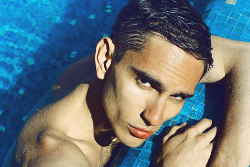 Ten pianista jest zdolny i..lubi się chwalić swoim wysportowanym torsem.