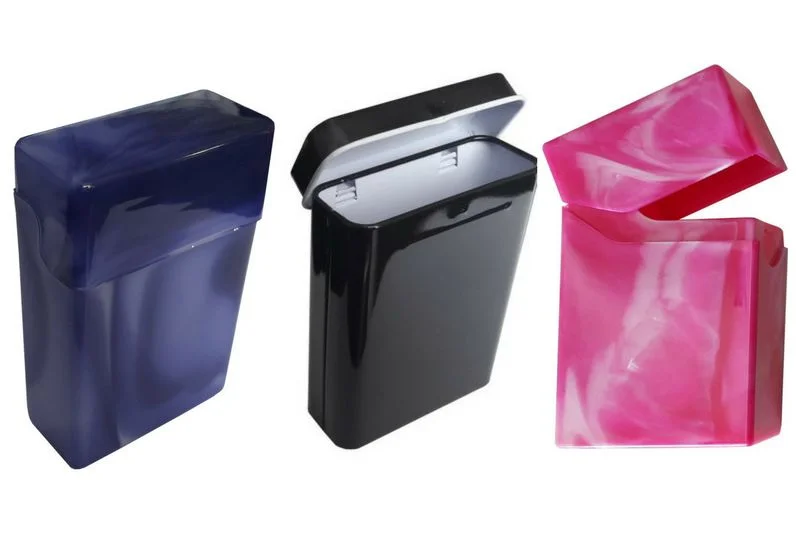 Przykładowe plastikowe etui w kształcie paczki papierosów. To właśnie w tego rodzaju pokrowce zaopatrują się palacze, aby na co dzień nie oglądać drastycznych zdjęć