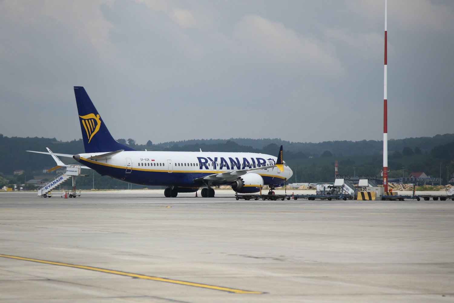 Polski samolot lądował awaryjnie w Niemczech z powodu alarmu bombowego.