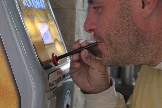 Alkomaty na najlepszych miejscach np. na stacjach benzynowych wyrabiają nawet 1000 złotych dochodu