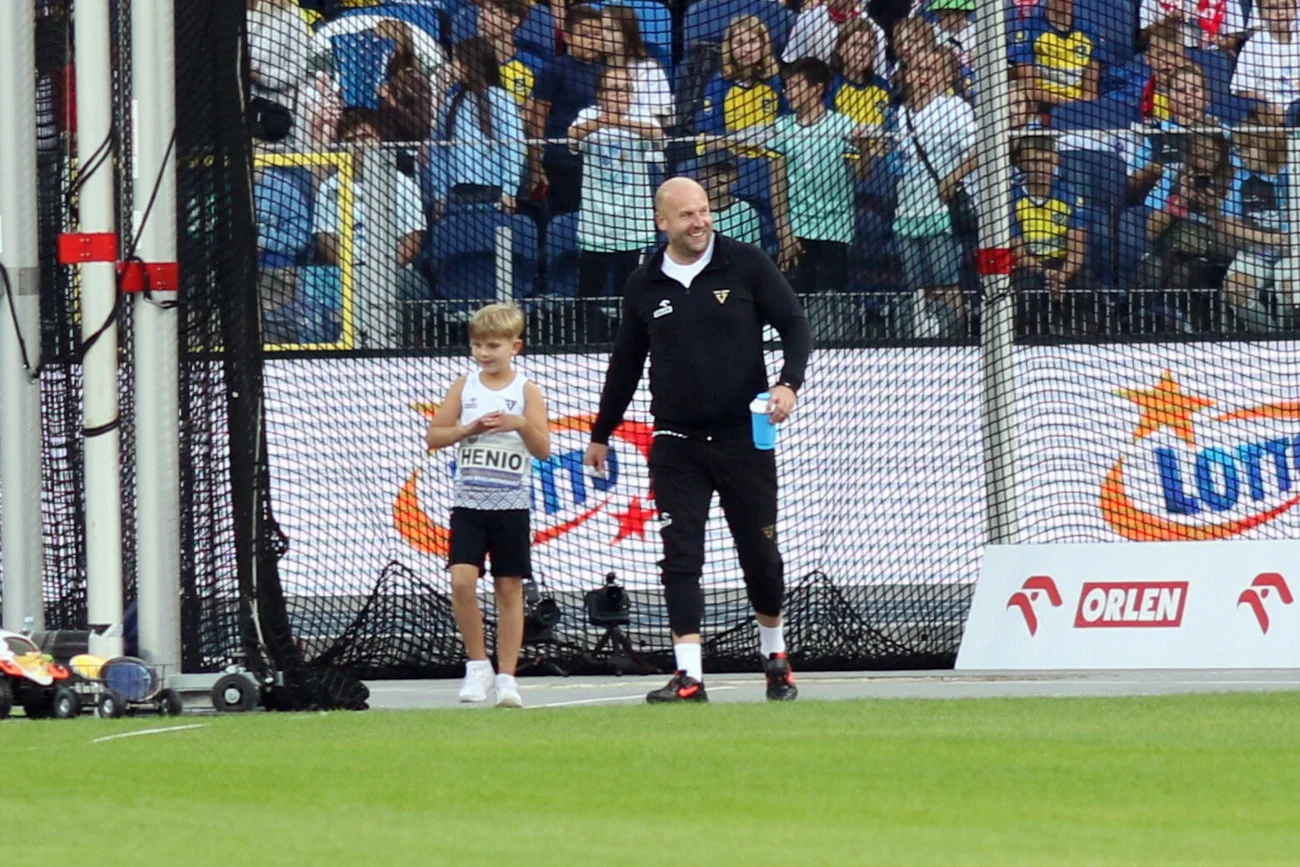 Piotr Małachowski i jego 8-letni syn Henryk, podczas pożegnania "seniora" rodu na Stadionie Śląskim.