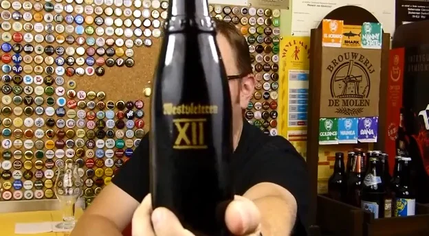 Słynna 12-tka z Westvleteren. Wg ratebeer.com najlepsze piwo na świecie. Skrzynka z 24 butelkami kosztuje zaledwie 40€. Jednak, aby je kupić trzeba dodzwonić się do opactwa i umówić na konkretną godzinę i modlić się aby było w sprzedaży.