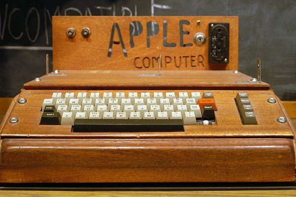 Apple I, pierwszy komputer skonstruowany przez Steve'a Jobsa i Steve'a Wozniaka w prywatnym garażu w Silicon Valley