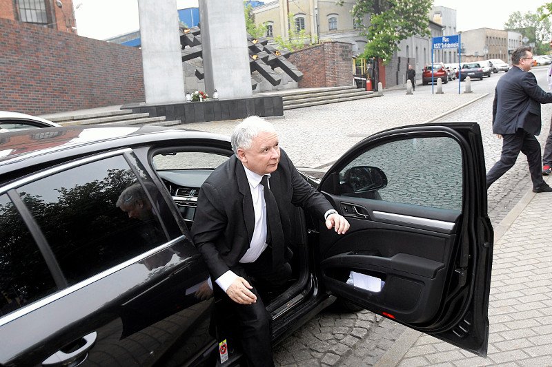 Jarosław Kaczyński nie ma prawa jazdy, więc zawsze ma szofera.