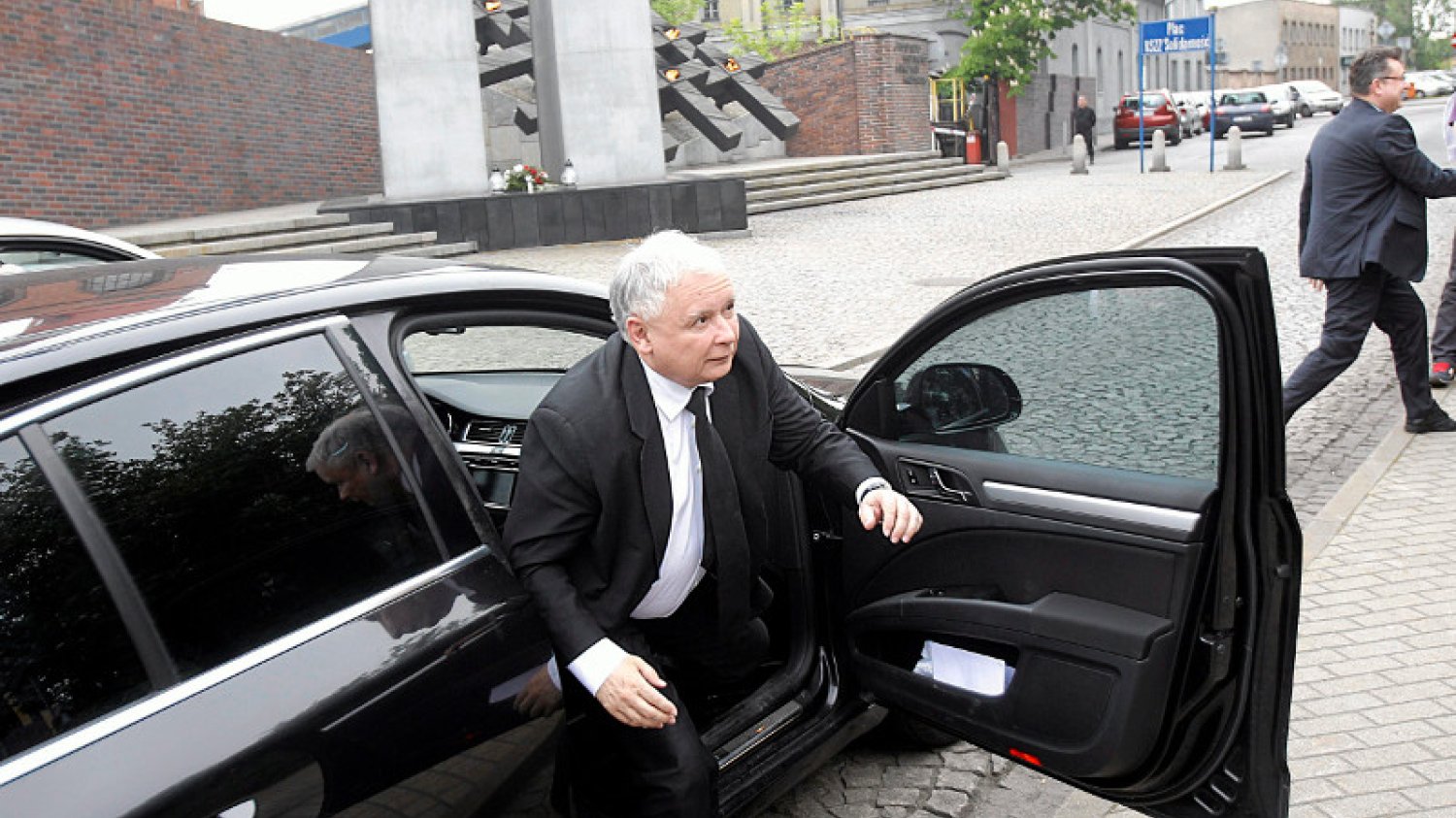 Jarosław Kaczyński nie ma prawa jazdy, więc zawsze ma szofera.