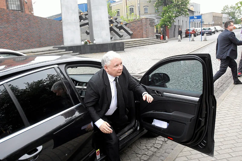 Jarosław Kaczyński nie ma prawa jazdy, więc zawsze ma szofera.