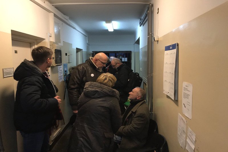 Prawie 50 osób było przez kilka godzin przetrzymywanych na komendzie przy ul. Dzielnej w Warszawie. Trwa przesłuchanie dwóch z nich, którym postawiono zarzut "propagowania mowy nienawiści".