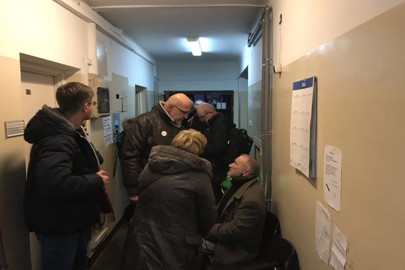 Prawie 50 osób było przez kilka godzin przetrzymywanych na komendzie przy ul. Dzielnej w Warszawie. Trwa przesłuchanie dwóch z nich, którym postawiono zarzut "propagowania mowy nienawiści".