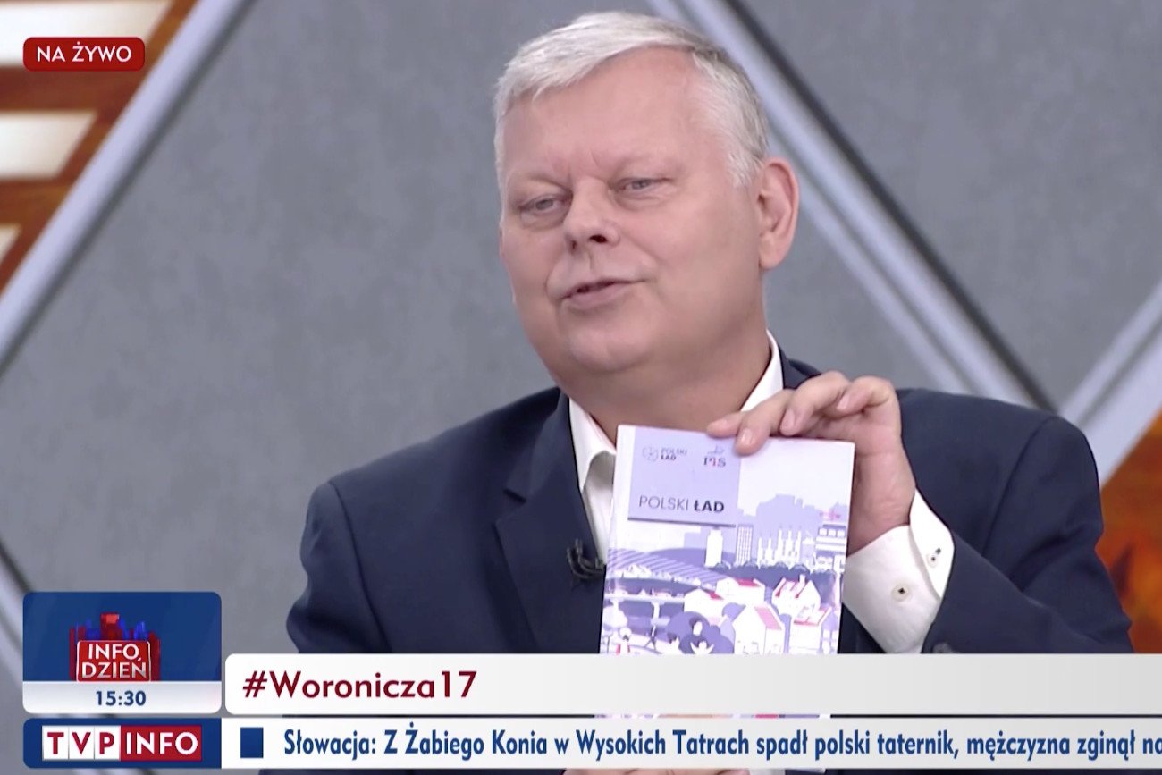 Marek Suski wręczył prezent Robertowi Kropiwnickiemu. To założenia Polskiego Ładu.