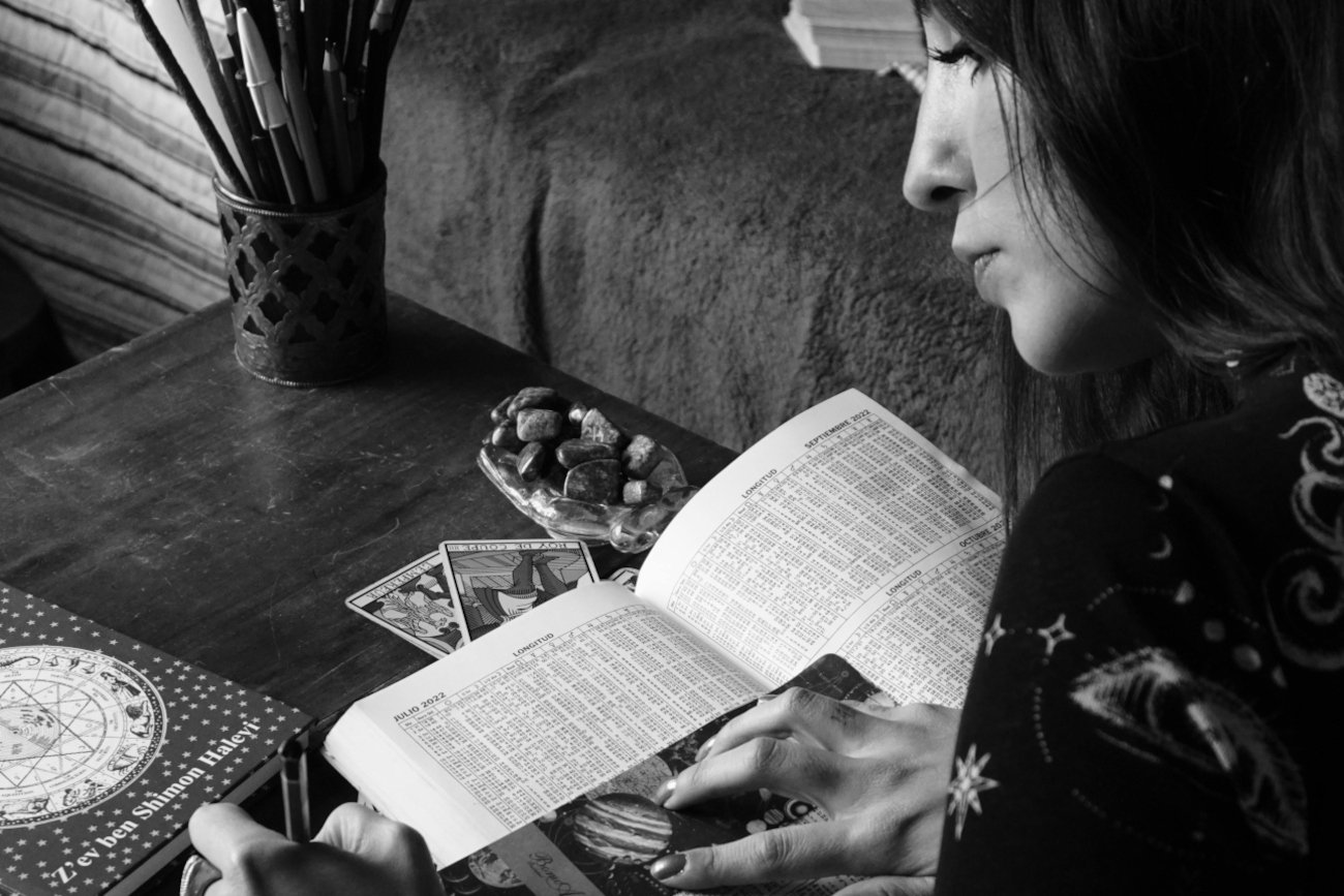 Zodiakarze. Dla jednych to hobby, dla innych sposób na życie. Psycholożka: "Ważne jest, aby być panem swojego losu"