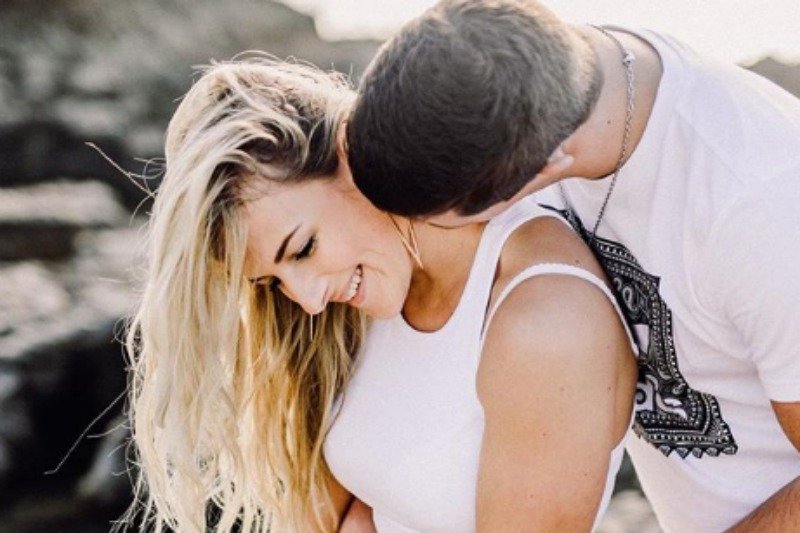 Kobiety uwielbiają pocałunki, również w szyję
