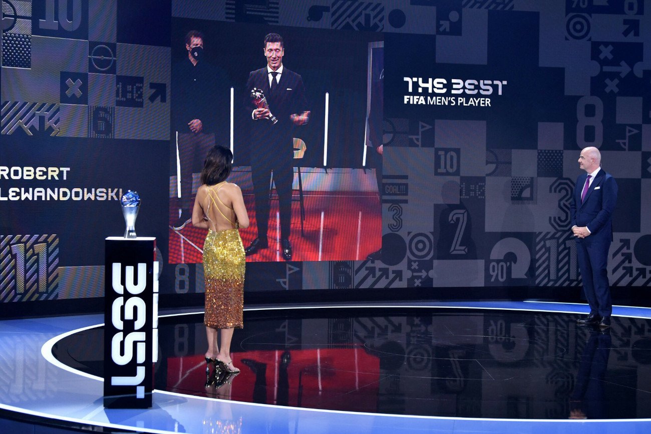 Robert Lewandowski okazał się najlepszy po raz drugi z rzędu w Plebiscycie FIFA The Best w kategorii najlepszego piłkarza.