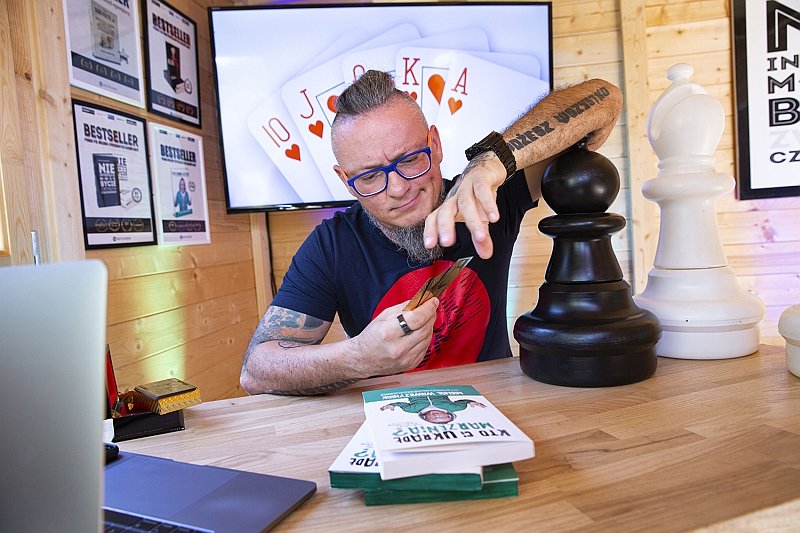 Michał Wawrzyniak, znany także jako Kołcz Majk, autor, biznesmen i mówca, twórca metody #1000marzeń, w swojej najnowszej książce "Kto Ci ukradł marzenia?" przekonuje, że wszyscy mamy szansę na realizację marzeń.