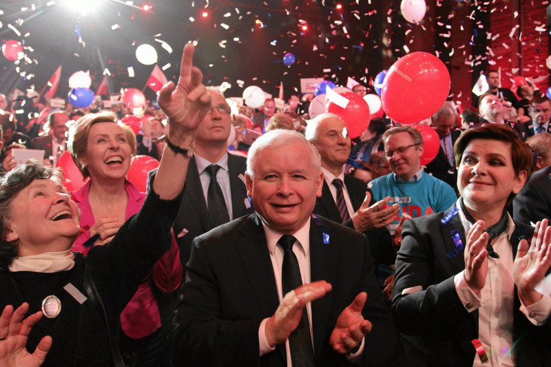 W publicznej dyskusji wokół rekonstrukcji rządu absurd goni absurd. Czy prezes Kaczyński zastąpi premier Szydło?