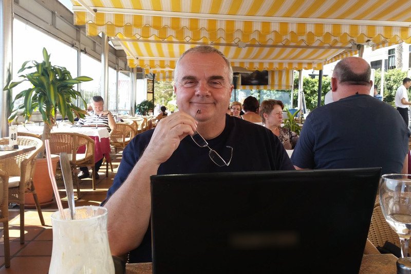 Alex Barszczewski pracuje tylko 50 dni w roku i mówi, jak to się robi.  "Mieszkam w Polsce i płacę normalne podatki"