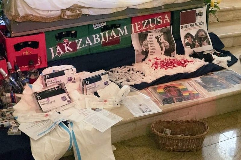 Wystrój świątyni rzymskokatolickiej w Łapach. O "zabijanie Jezusa" księża oskarżyli m.in. medyków walczących z epidemią covid. Wystrój świątyni rzymskokatolickiej w Łapach. O "zabijanie Jezusa" księża oskarżyli m.in. medyków walczących z epidemią covid.