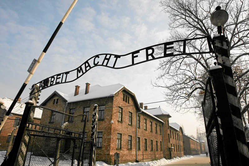 Dwoje Turków zatrzymano za wykonywanie hitlerowskich gestów pod bramą KL Auschwitz-Birkenau.