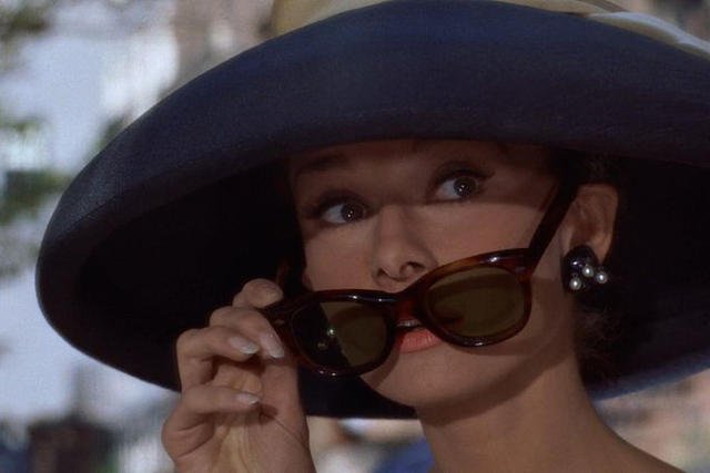 Audrey Hepburn w filmie "Śniadanie u Tiffany'ego" i jeden z jej znaków rozpoznawczych - kocie okulary przeciwsłoneczne.
