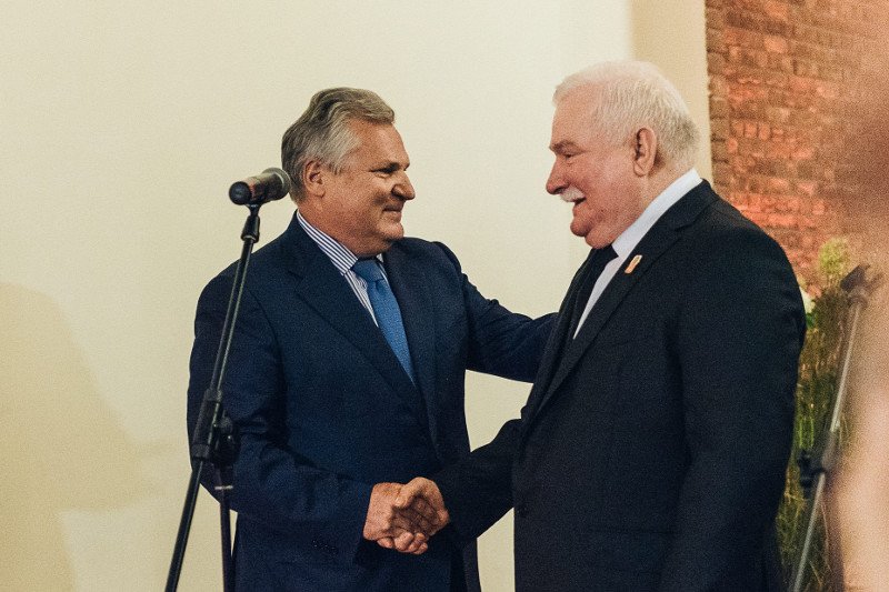 Prezdenci RP mogą liczyć na wiele przywilejów po ustąpieniu ze swojego stanowiska, w tym na wcześniejszą emeryturę.