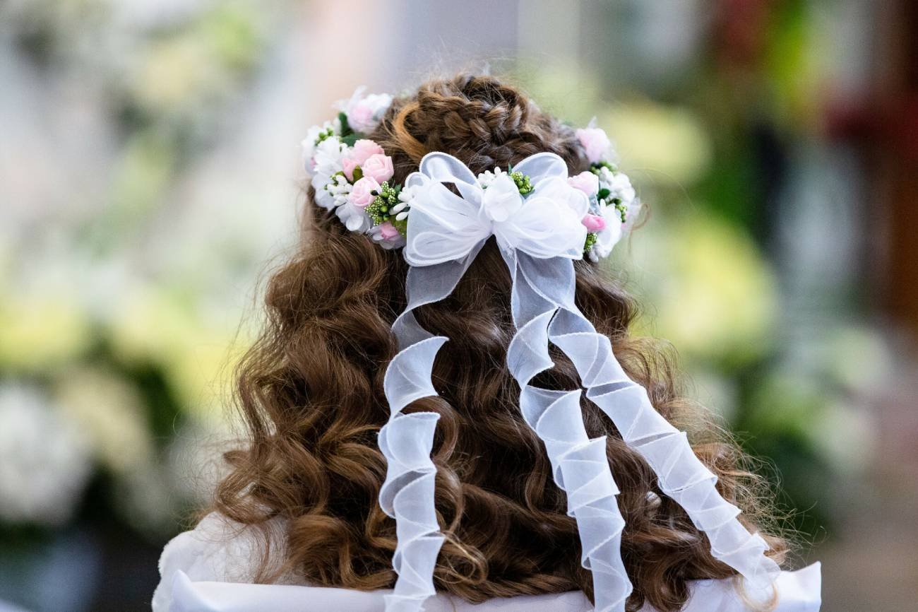 Komunia: dziewczynki niczym panny młode. Mocny makijaż i suknia ślubna