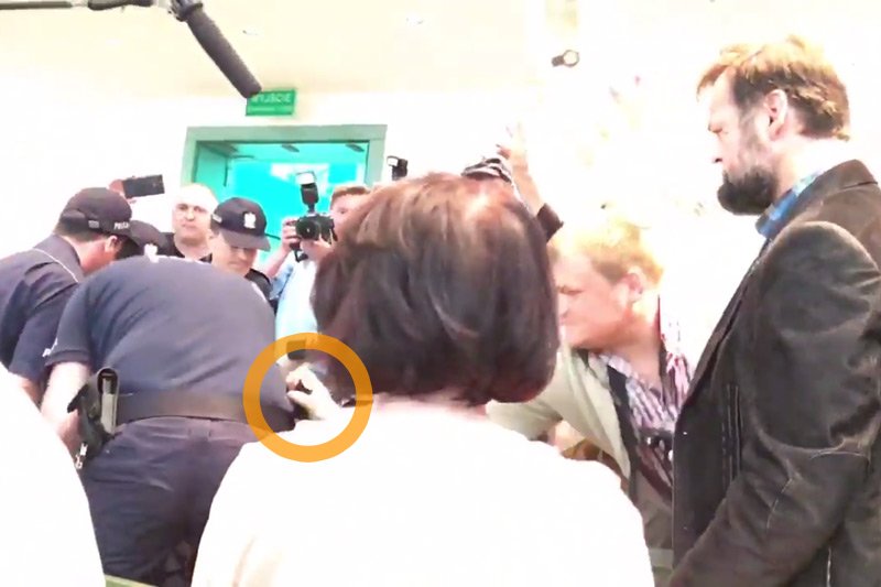 W Sądzie Najwyższym doszło do bardzo groźnej sytuacji. Jeden z zakłócających posiedzenia zwolenników prawicy próbował wyrwać policjantowi broń.