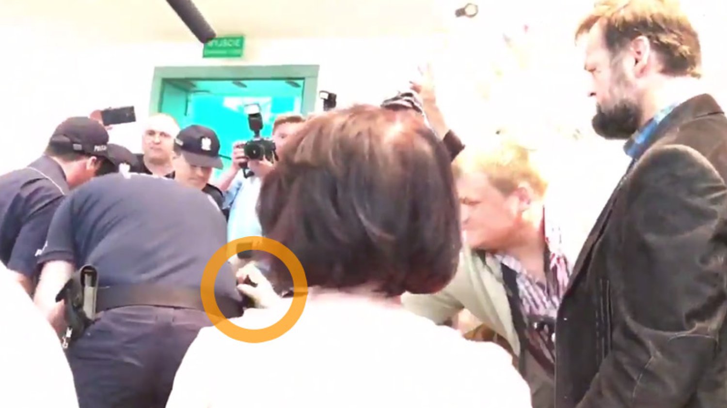 W Sądzie Najwyższym doszło do bardzo groźnej sytuacji. Jeden z zakłócających posiedzenia zwolenników prawicy próbował wyrwać policjantowi broń.