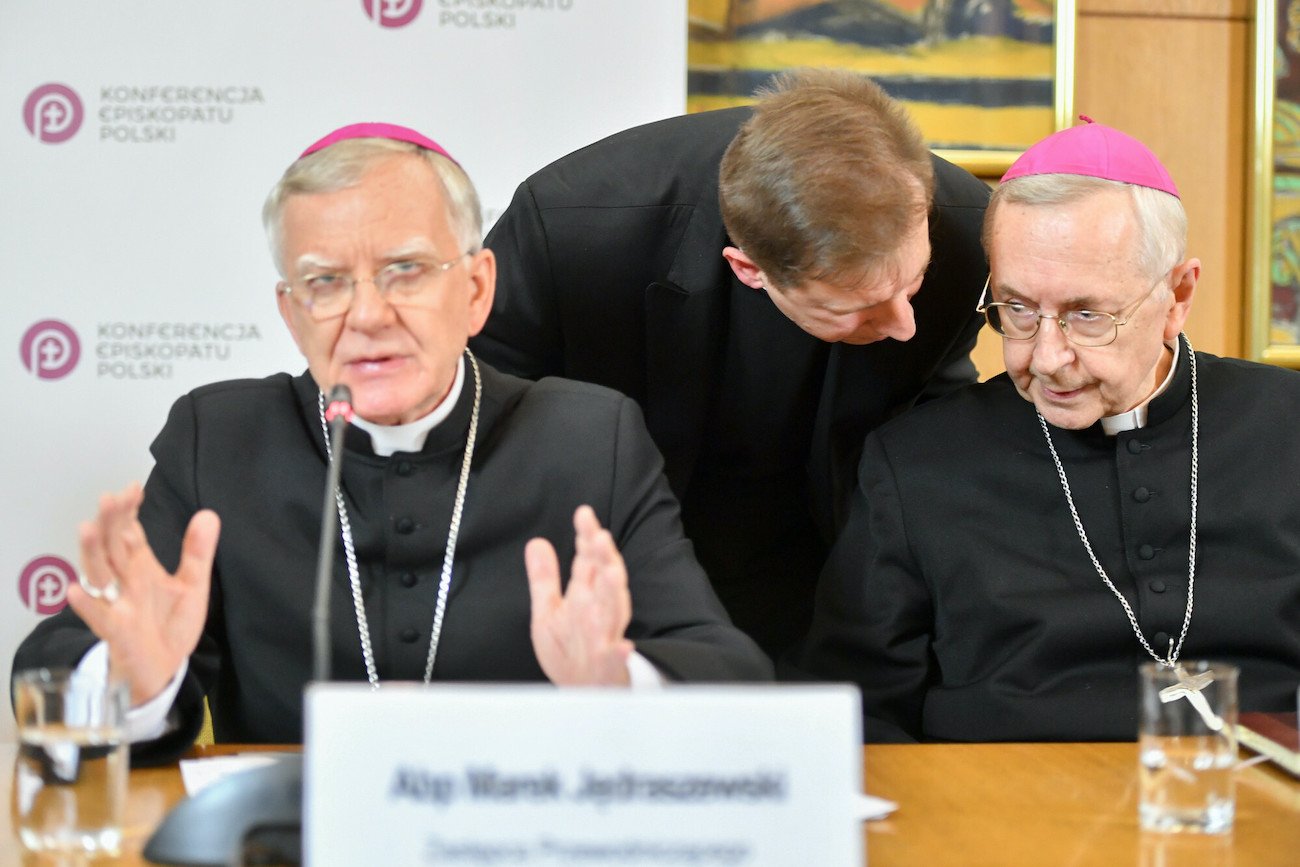 Od lewej za stołem: arcybiskup Marek Jędraszewski i arcybiskup Stanisław Gądecki podczas zebrania plenarnego Konferencji Episkopatu (2019).