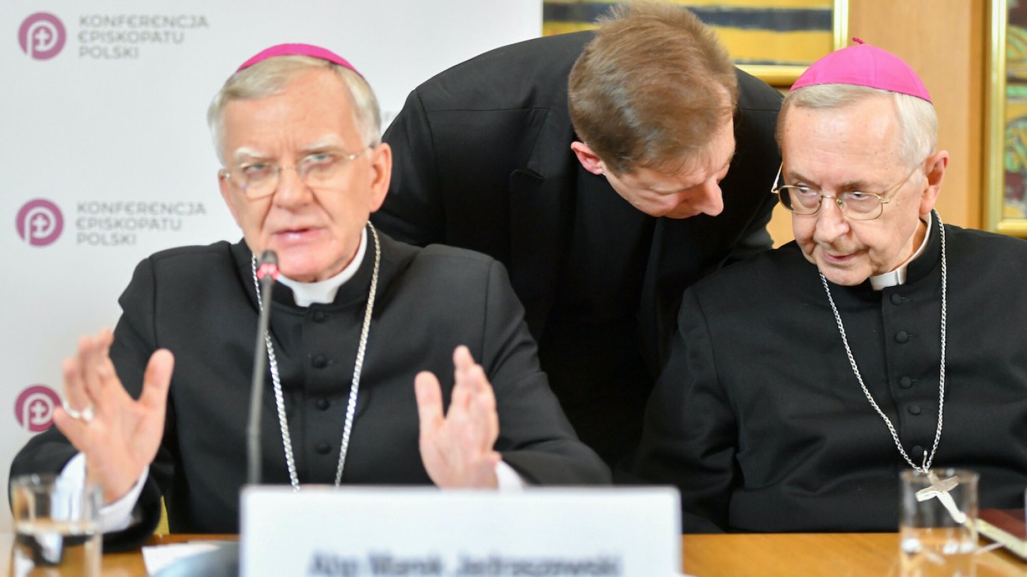 Od lewej za stołem: arcybiskup Marek Jędraszewski i arcybiskup Stanisław Gądecki podczas zebrania plenarnego Konferencji Episkopatu (2019). Od lewej za stołem: arcybiskup Marek Jędraszewski i arcybiskup Stanisław Gądecki podczas zebrania plenarnego Konferencji Episkopatu (2019).