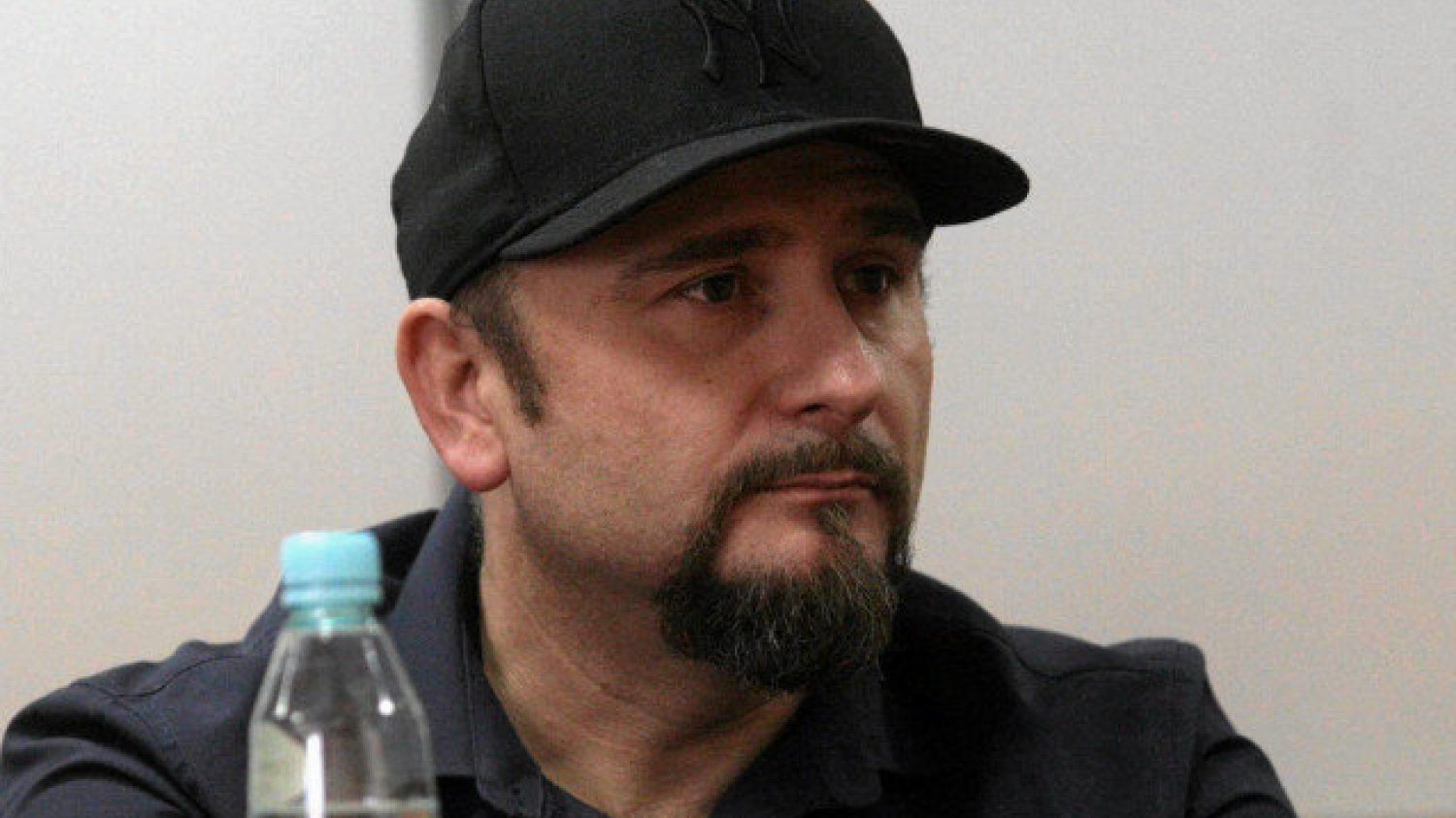 Poseł Liroy-Marzec jest oburzony działaniami funkcjonariuszy w jego biurze poselskim.