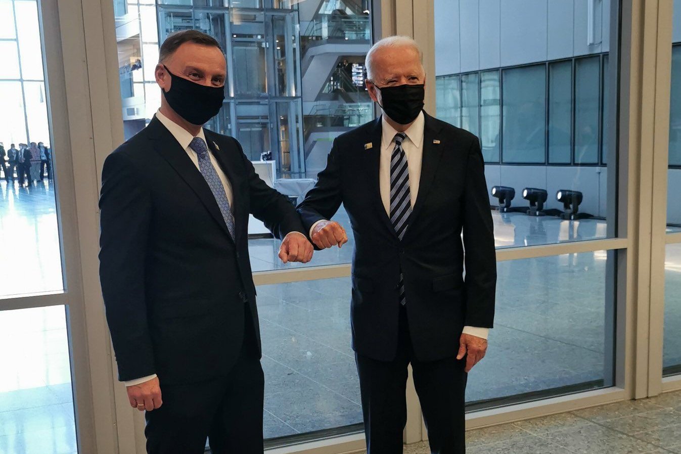 Andrzej Duda spotkał się z Joe Bidenem na szczycie NATO w Brukseli. Rozmowa nie była wcześniej planowana.
