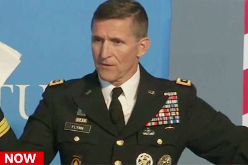 Michael Flynn musiał podać się do dymisji, bo okazało się, iż kłamał zaprzeczając kontaktom z Rosjanami.