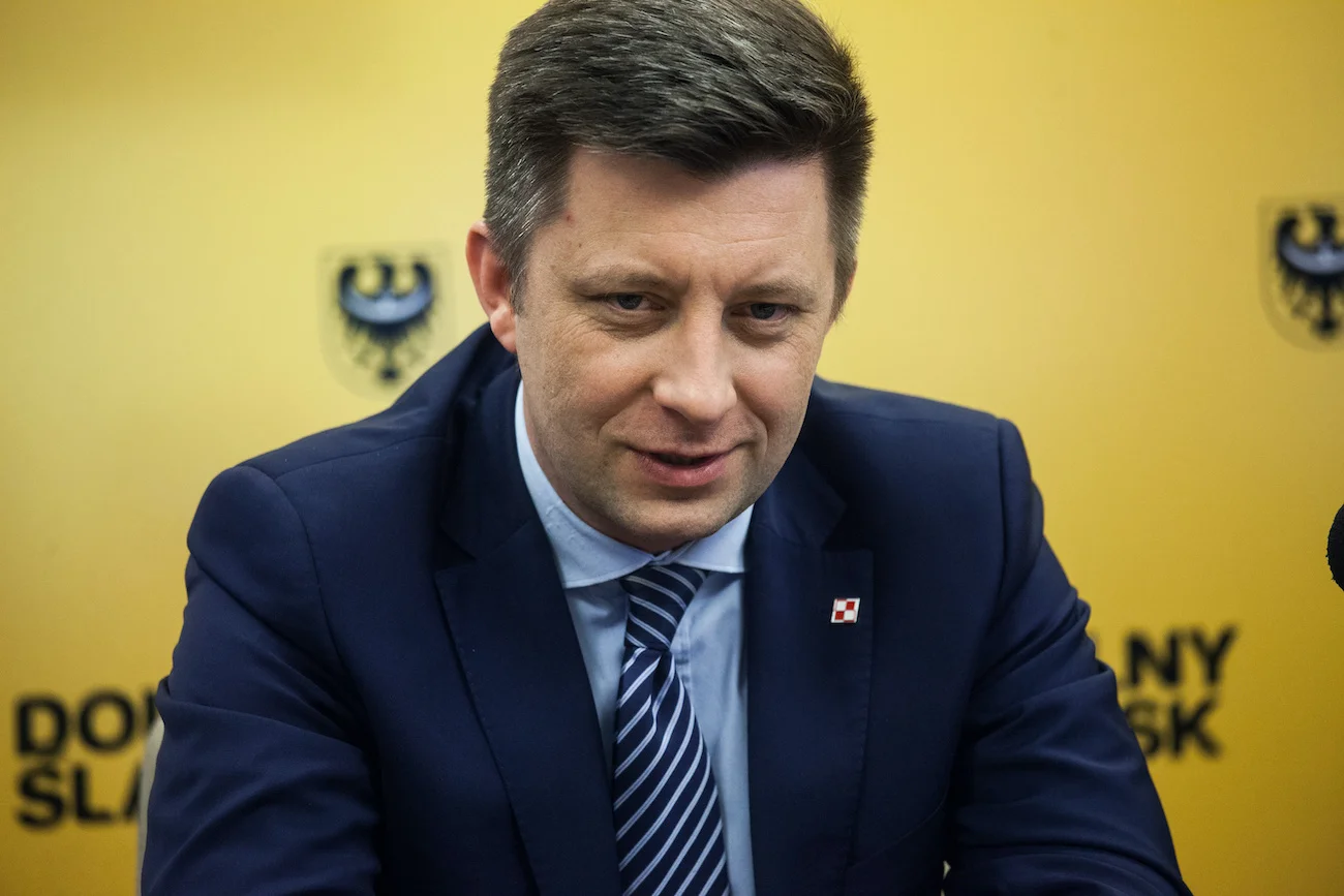 Michał Dworczyk, szef Kancelarii Premiera, wysyłał rządowe mejle z prywatnej skrzynki. Kilka tygodni temu okazało się, że ktoś skopiował jej zawartość. Teraz rozmowy na szczytach władzy hulają po internecie. Regularnie pojawiają się kolejne przecieki.