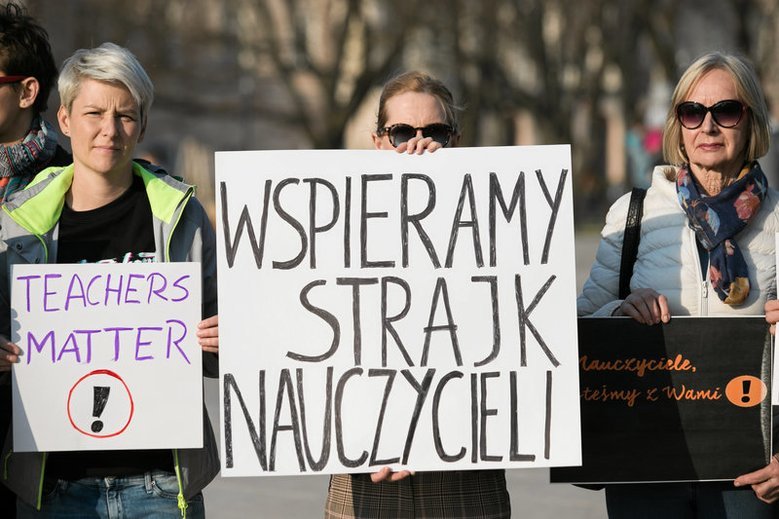 Strajkujący nauczyciele mogą nie otrzymać nawet połowy pensji za kwiecień. Ci w najtrudniejszej sytuacji mają otrzymać pomoc z Funduszu Strajkowego.