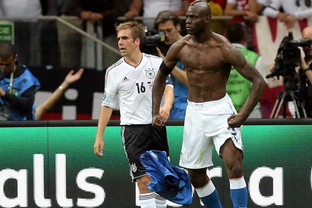 Mario Balotelli po strzeleniu gola Niemcom w półfinale Euro 2012