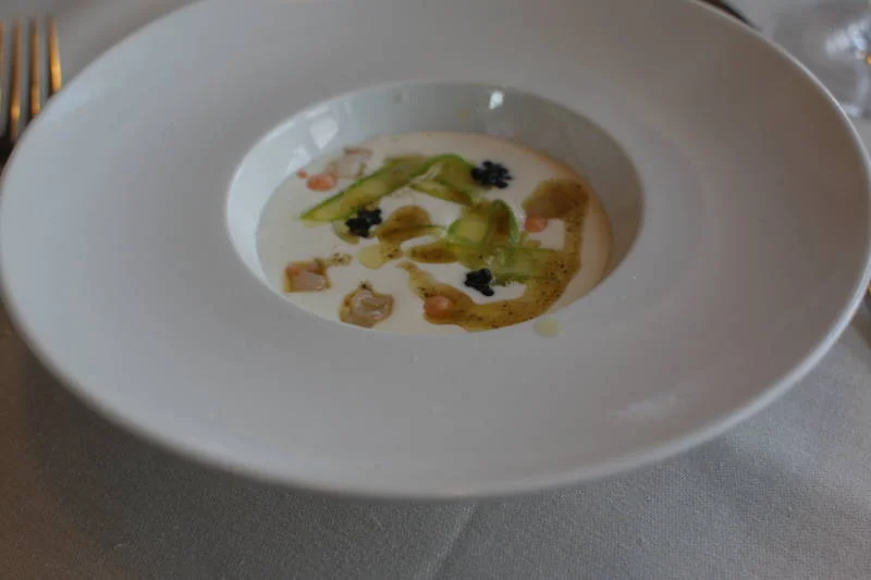Ajoblanco z truflami i szparagami. Zupa- krem z migdałów z białymi i czarnymi truflami, oliwą truflową i dodatkami to mój numer jeden z całego menu w Extanobe