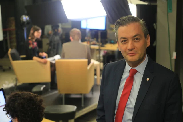 Robert Biedroń zaprasza cudzoziemców do szkół.